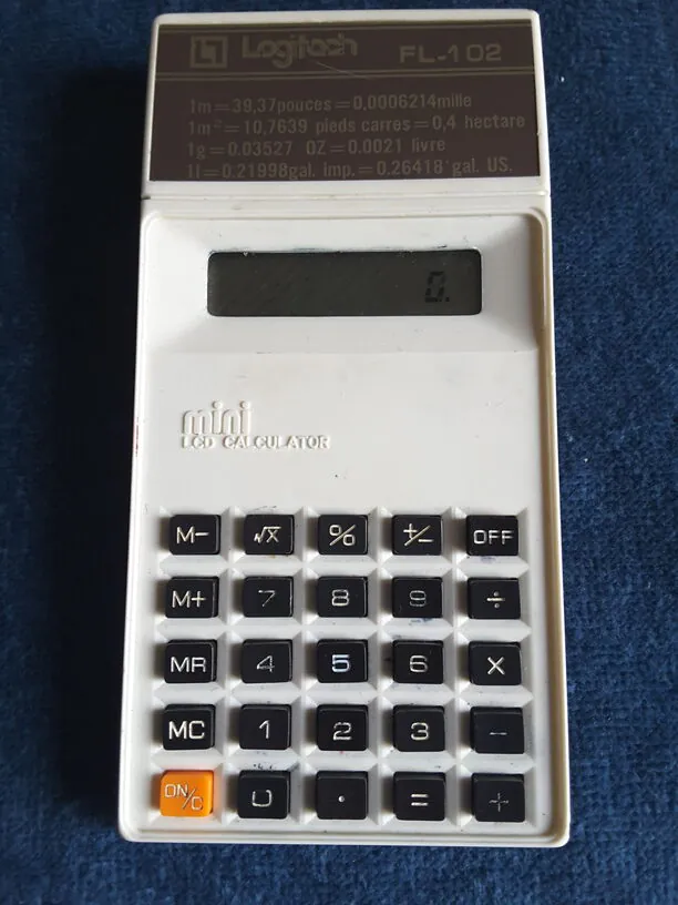 Calculatrice vintage Logitech FL-102 blanche avec ecran LCD et touches noires