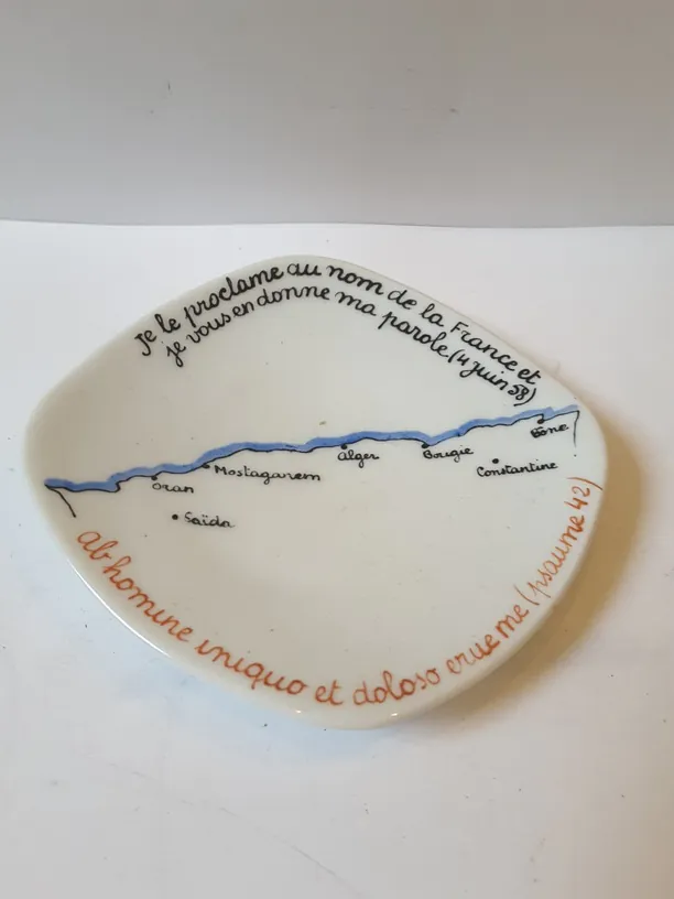 Coupelle en céramique anti-gaulliste de la guerre d'Algérie avec carte des côtes et citation en latin du psaume 42.