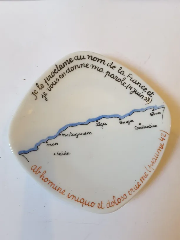 Incroyable Coupelle Céramique Anti-Gaulliste 1958 – Objet historique de prison Matricule 1141 – Guerre d'Algérie – Image 3