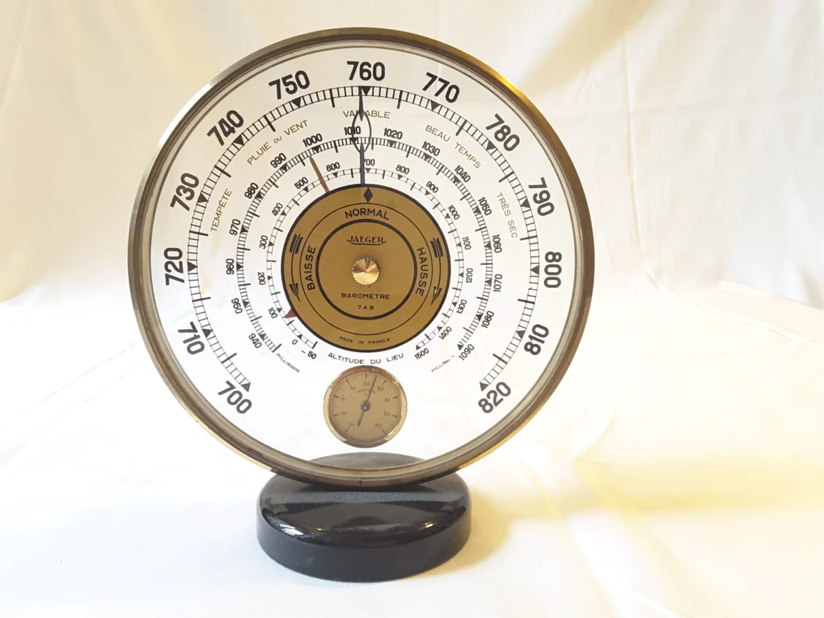 Barometre Jaeger modele 7 A B vintage sur socle en bakelite noire