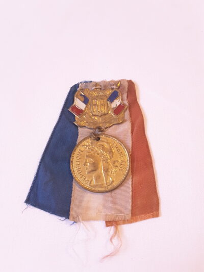 Rare en l’état ! Insigne / Médaille de conscrit COMPLET avec son ruban d’origine – Troisième République