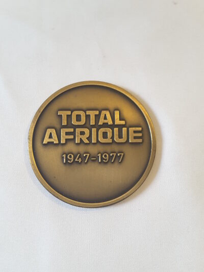 Médaille de table en bronze de 1977 commémorant les 30 ans de la société Total en Afrique