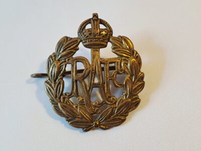 Ancienne insigne de la Royal Air Force, 2e guerre mondiale, RAF Cap Badge WW2. Avec son épingle et dans la vieille boîte qui l’a conservé jusqu’ici