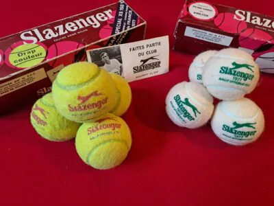 Authentiques balles de tennis Slazenger de 1977 dans leur boîte en carton d’origine, balles officielles des tournois de Roland Garros et Wimbledon, Drap Special XS 150 choisi pour l’Open de France 1977