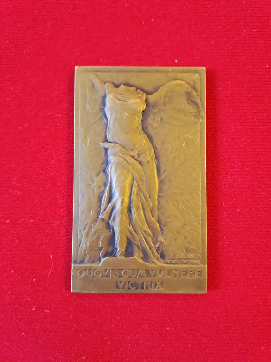 Revers de la plaquette en bronze d'Édouard Blin pour l'Association Générale des Mutilés de Guerre gravée au nom de M. Roger Dubois avec la devise Meminit Patria