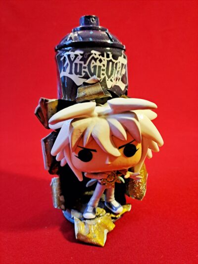 Oeuvre d’art contemporain, Yu-Gi-Oh!, Yami Bakura, signée VKP, composition à partir d’une figurine POP et d’une bombe de peinture