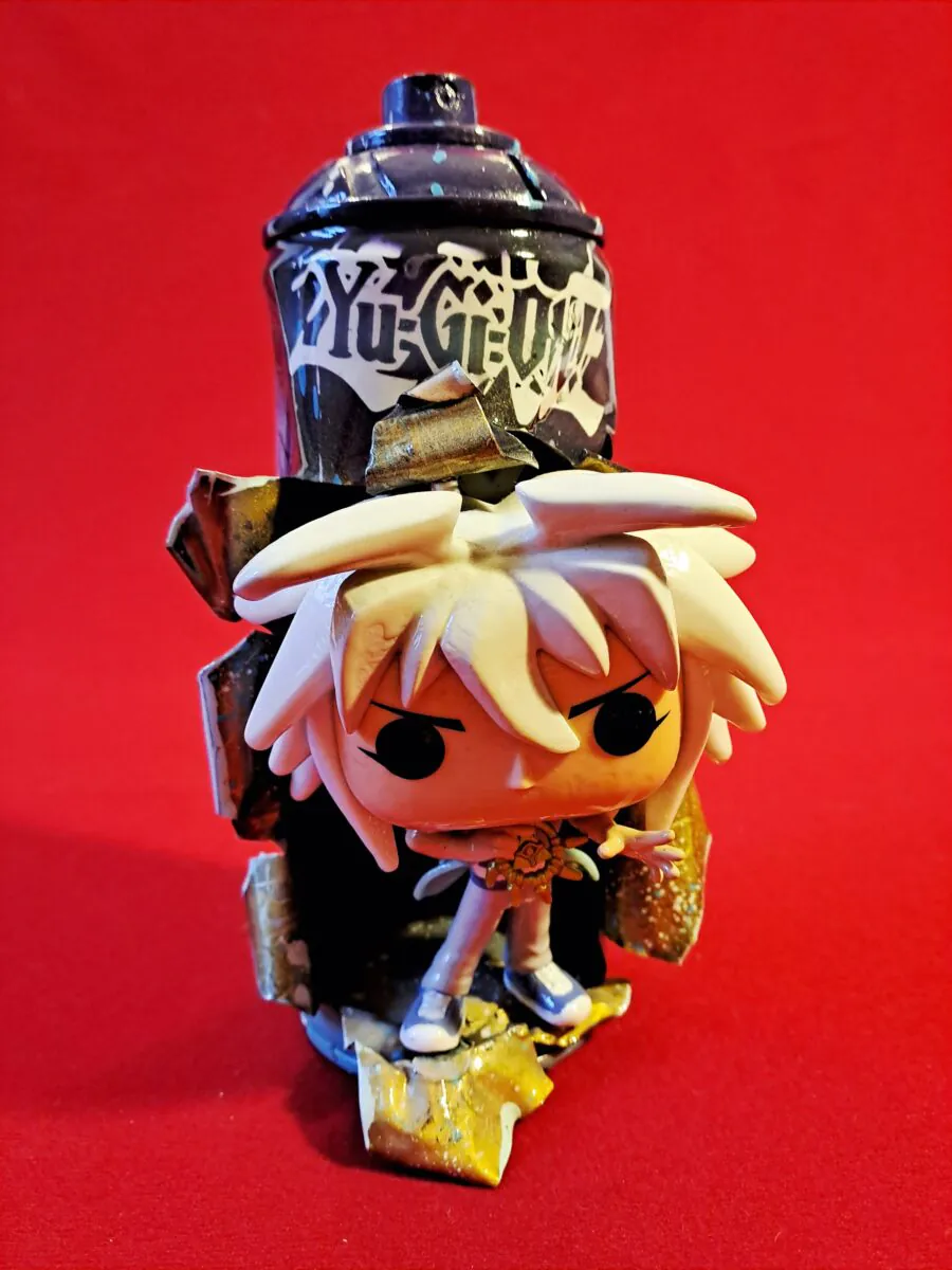 Sculpture art contemporain Yu-Gi-Oh Yami Bakura customisée sur bombe de peinture aérosol par l'artiste VKP