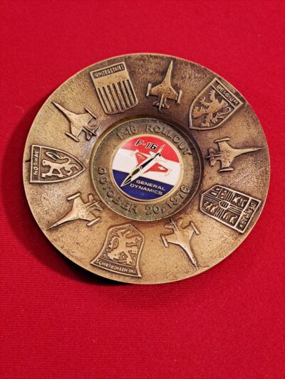 Médaille de table commémorative du lancement du F16 Fighting Falcon en 1976, General Dynamics F-16 Rollout Enamel Bronze or copper alloy Dish, 1976