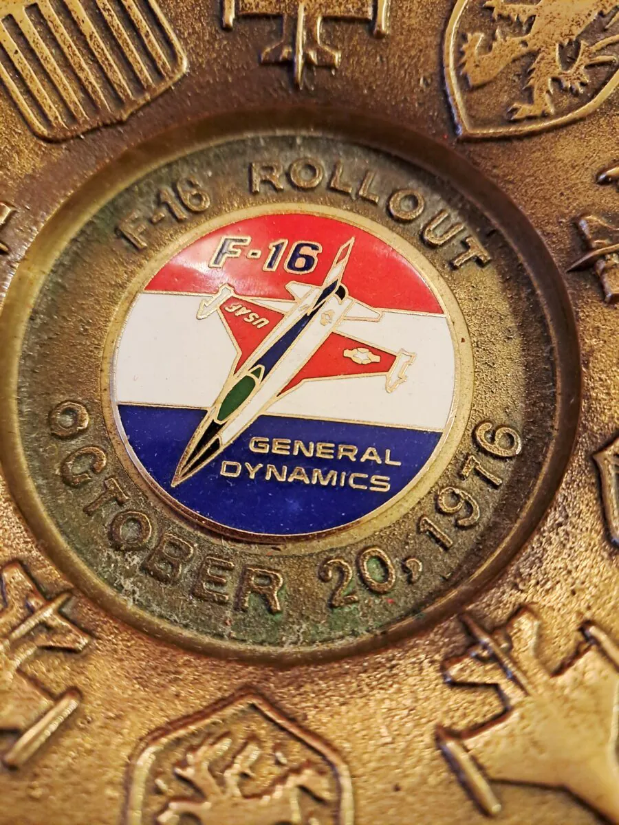 Rare F-16 General Dynamics 1976 Commemorative Medal – Bronze Desk Dish | Historique et Rare ! Médaille Commémorative F-16 General Dynamics 1976 – Plat de Table Bronze – Image 3