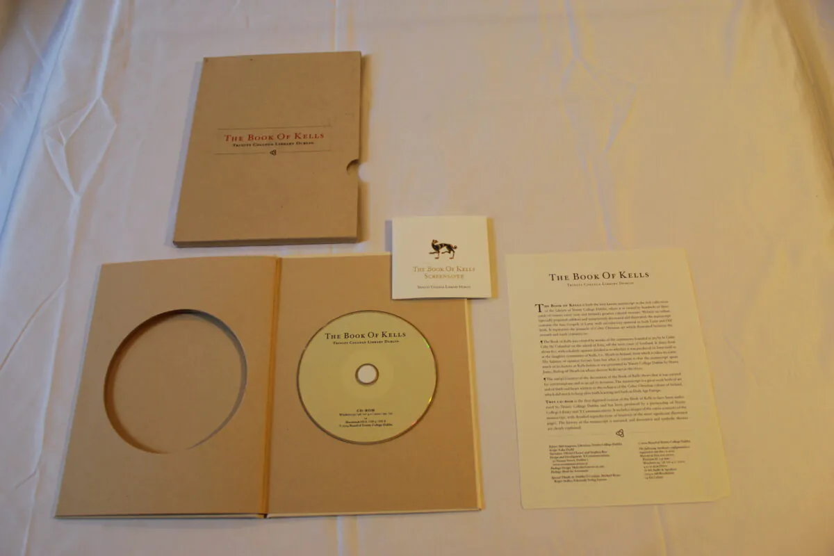 Coffret cartonné et livret beige avec lettres dorées du CD-ROM officiel The Book of Kells Trinity College Library Dublin