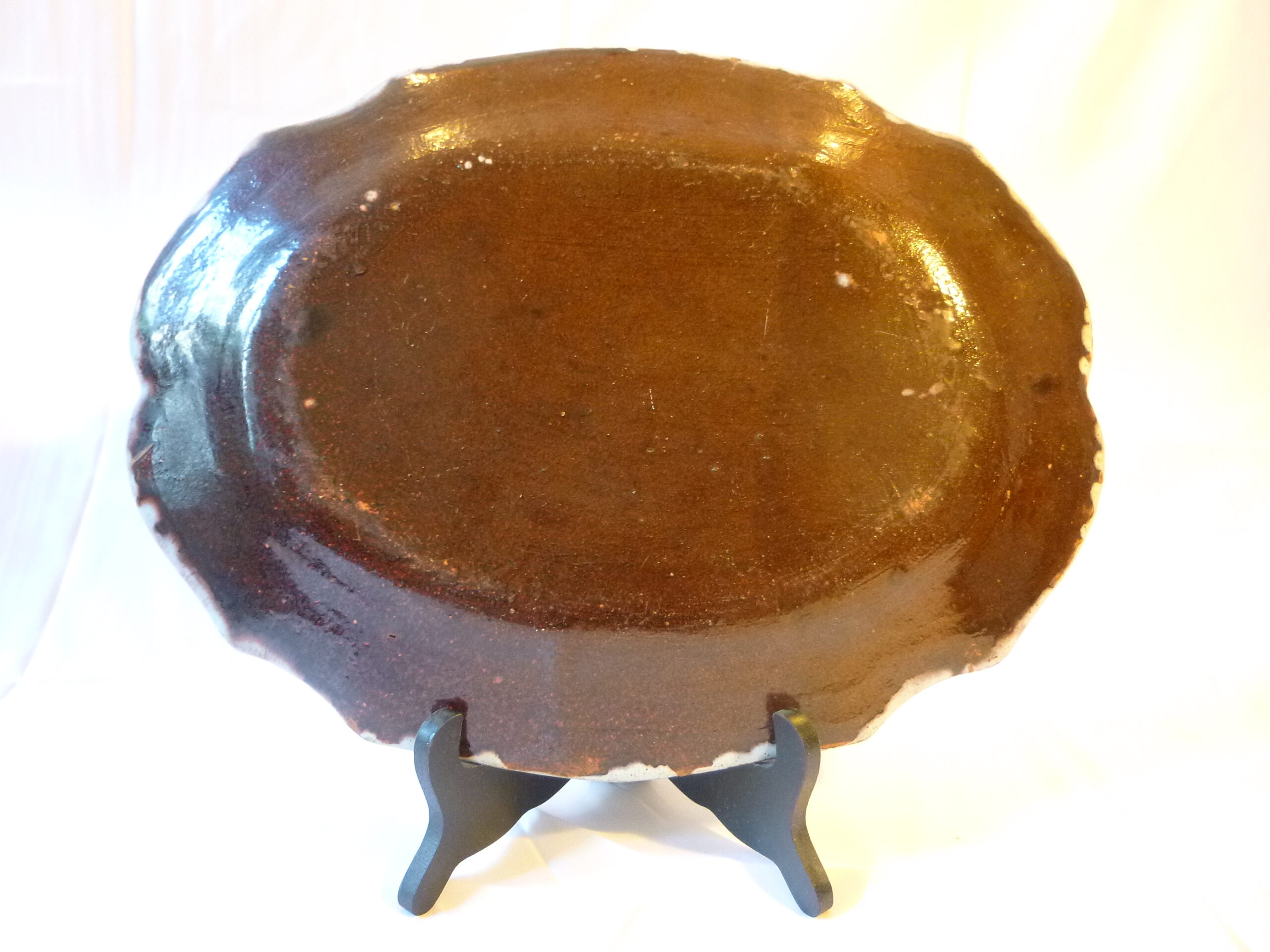 Très beau plat de service ovale en faïence ancienne dite « Cul Noir », authentique pièce d'art populaire de la fin du XVIIIe siècle (période Louis XV / Louis XVI, vers 1770-1790) – Image 4