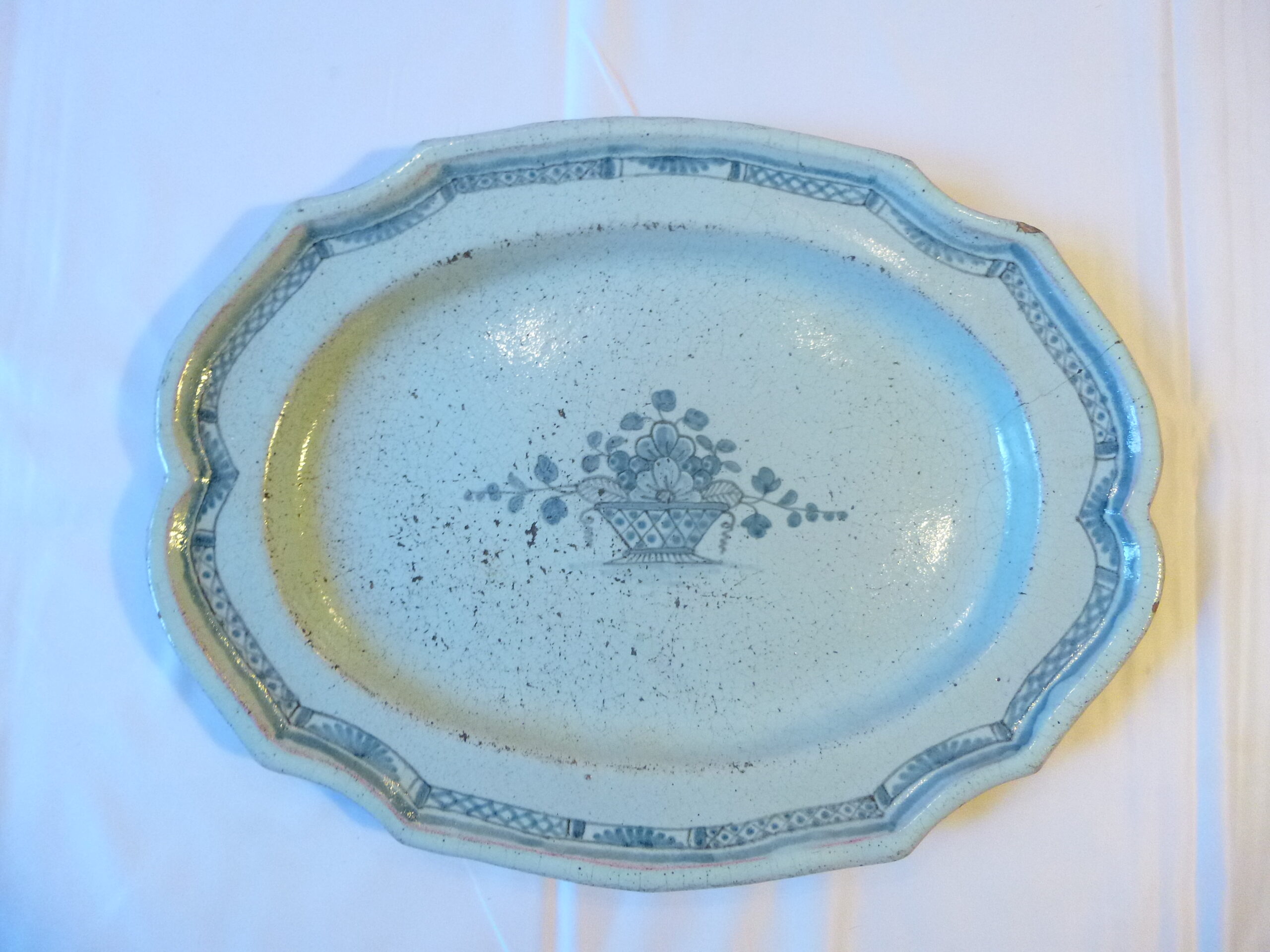 Très beau plat de service ovale en faïence ancienne dite « Cul Noir », authentique pièce d'art populaire de la fin du XVIIIe siècle (période Louis XV / Louis XVI, vers 1770-1790) – Image 2