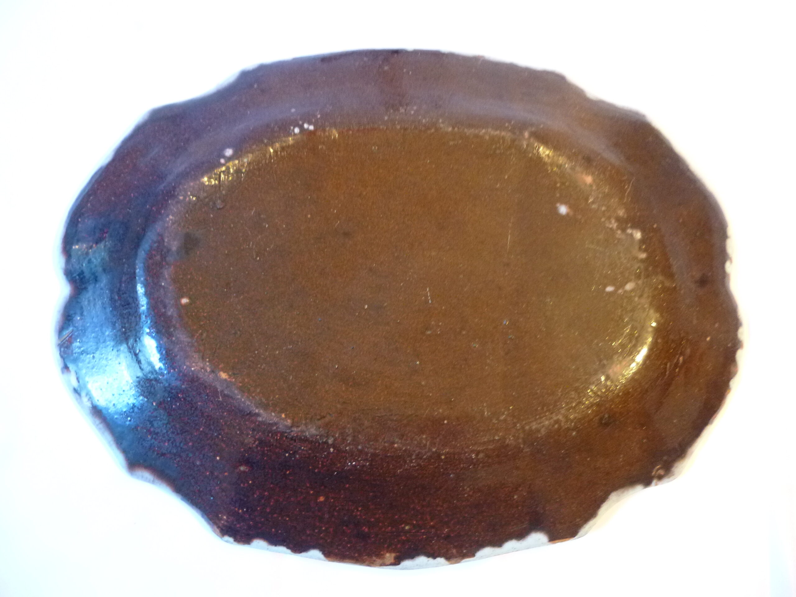 Très beau plat de service ovale en faïence ancienne dite « Cul Noir », authentique pièce d'art populaire de la fin du XVIIIe siècle (période Louis XV / Louis XVI, vers 1770-1790) – Image 3