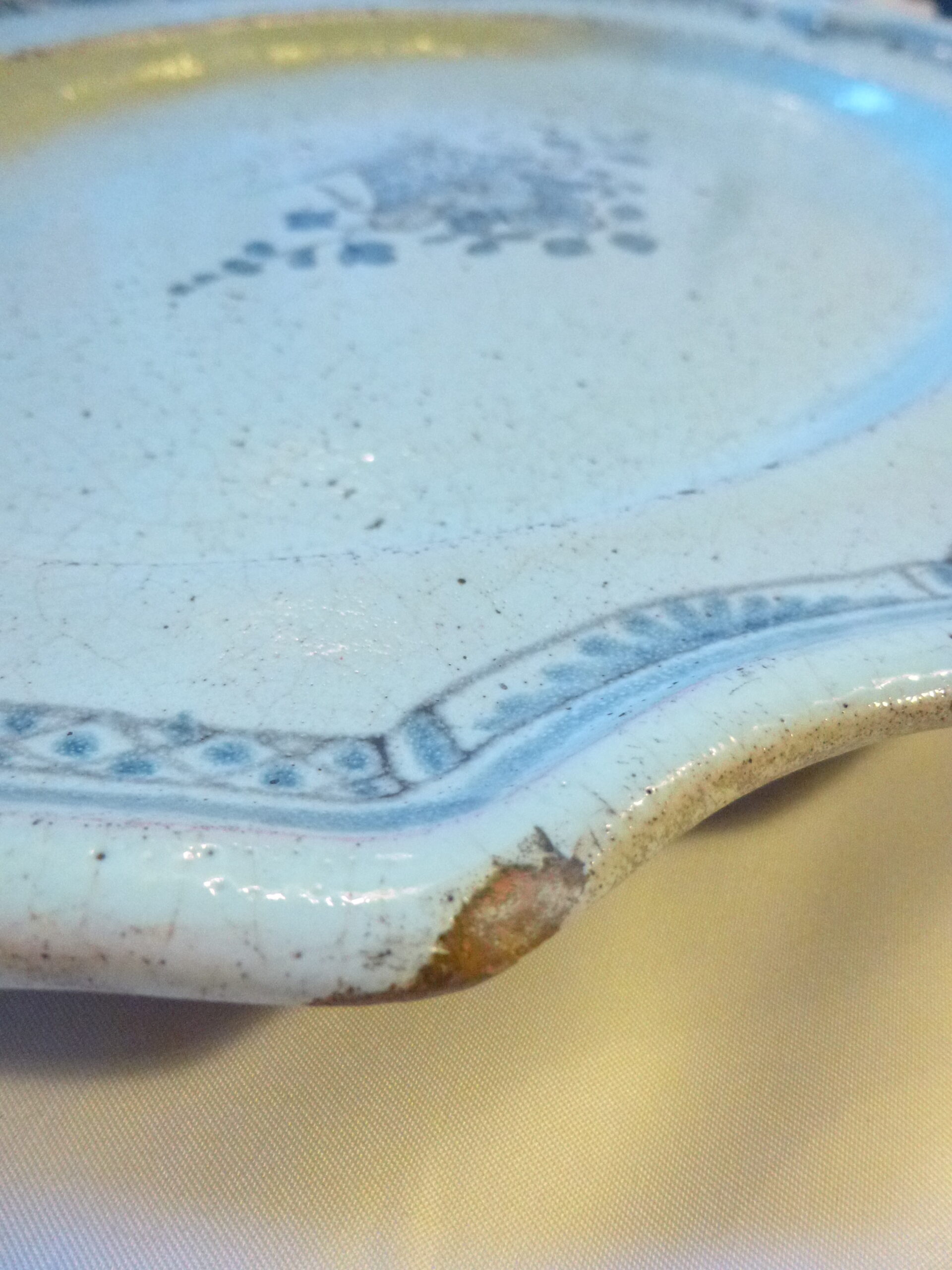 Très beau plat de service ovale en faïence ancienne dite « Cul Noir », authentique pièce d'art populaire de la fin du XVIIIe siècle (période Louis XV / Louis XVI, vers 1770-1790) – Image 11