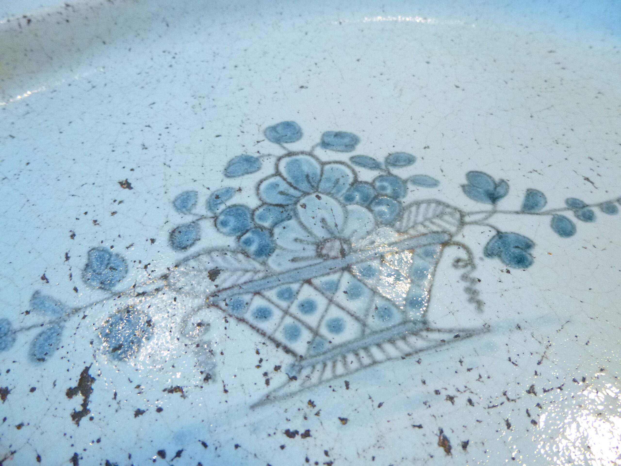 Très beau plat de service ovale en faïence ancienne dite « Cul Noir », authentique pièce d'art populaire de la fin du XVIIIe siècle (période Louis XV / Louis XVI, vers 1770-1790) – Image 12