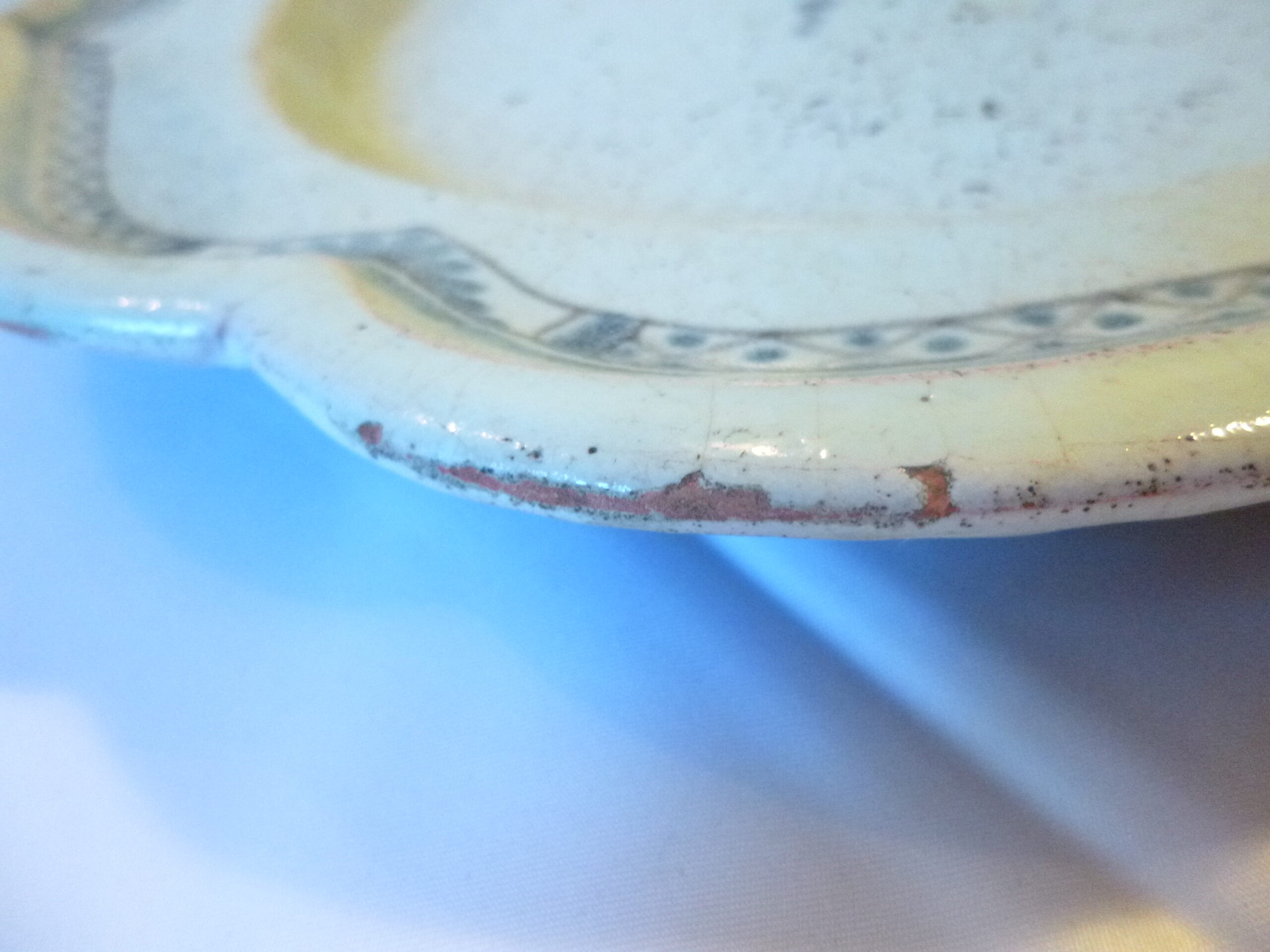Très beau plat de service ovale en faïence ancienne dite « Cul Noir », authentique pièce d'art populaire de la fin du XVIIIe siècle (période Louis XV / Louis XVI, vers 1770-1790) – Image 13
