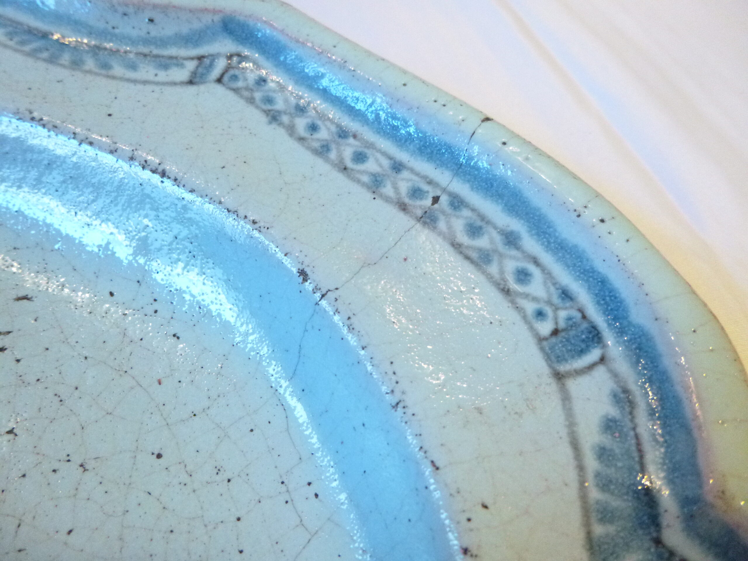 Très beau plat de service ovale en faïence ancienne dite « Cul Noir », authentique pièce d'art populaire de la fin du XVIIIe siècle (période Louis XV / Louis XVI, vers 1770-1790) – Image 14
