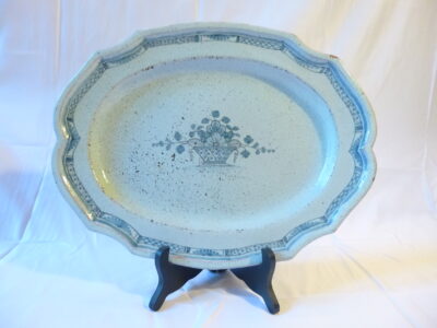 Très beau plat de service ovale en faïence ancienne dite « Cul Noir », authentique pièce d’art populaire de la fin du XVIIIe siècle (période Louis XV / Louis XVI, vers 1770-1790)