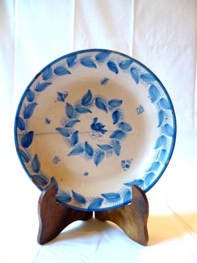 Petit plat de service, voire grande assiette de Delft, authentique du XVIIIe siècle, orné de son décor complet « au paon », signé Quirinus Mesch, diamètre de 26 cm, superbe consolidation, restauration à l’agrafe