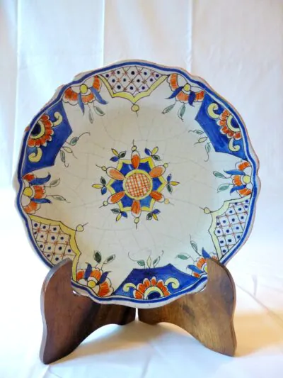 Assiette décorative en faïence artisanale française provenant en toute vraisemblance de Malicorne-sur-Sarthe à décor polychrome dans le style « vieux Rouen », diamètre de 25 cm