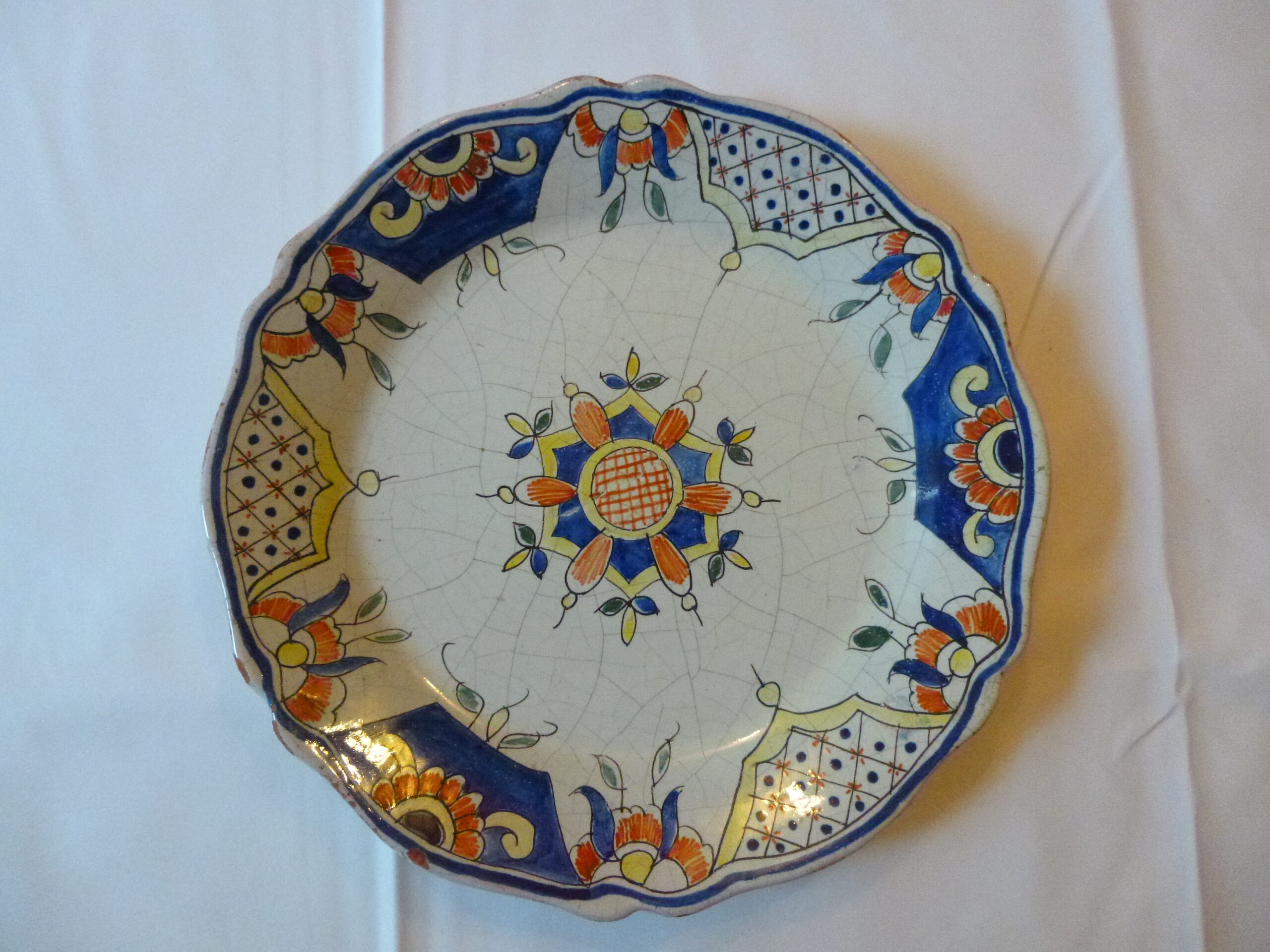 Assiette décorative en faïence artisanale française provenant en toute vraisemblance de Malicorne-sur-Sarthe à décor polychrome dans le style « vieux Rouen », diamètre de 25 cm – Image 2
