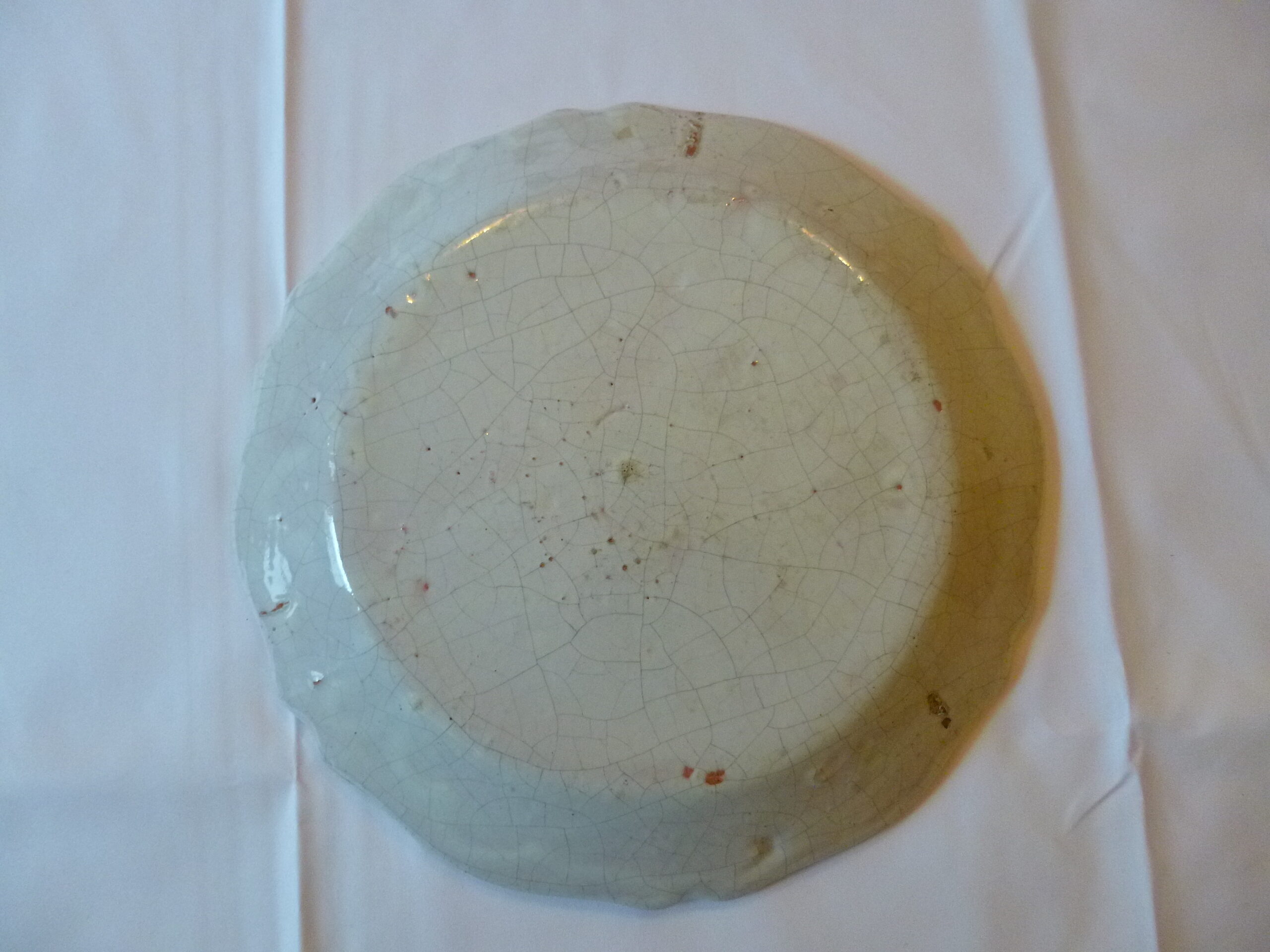 Assiette décorative en faïence artisanale française provenant en toute vraisemblance de Malicorne-sur-Sarthe à décor polychrome dans le style « vieux Rouen », diamètre de 25 cm – Image 3