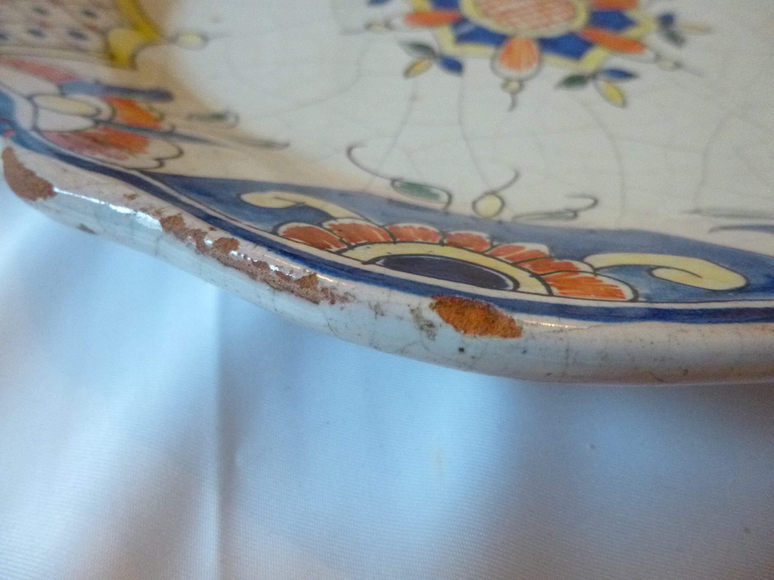 Assiette décorative en faïence artisanale française provenant en toute vraisemblance de Malicorne-sur-Sarthe à décor polychrome dans le style « vieux Rouen », diamètre de 25 cm – Image 4