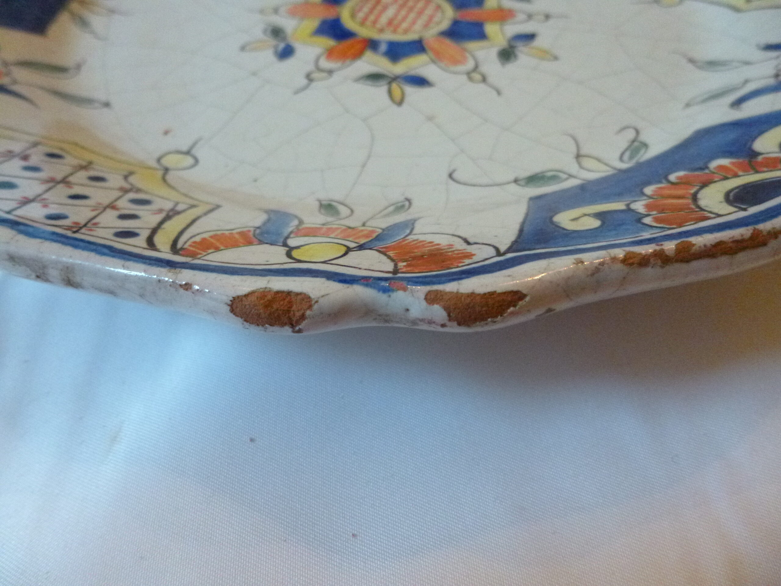 Assiette décorative en faïence artisanale française provenant en toute vraisemblance de Malicorne-sur-Sarthe à décor polychrome dans le style « vieux Rouen », diamètre de 25 cm – Image 5