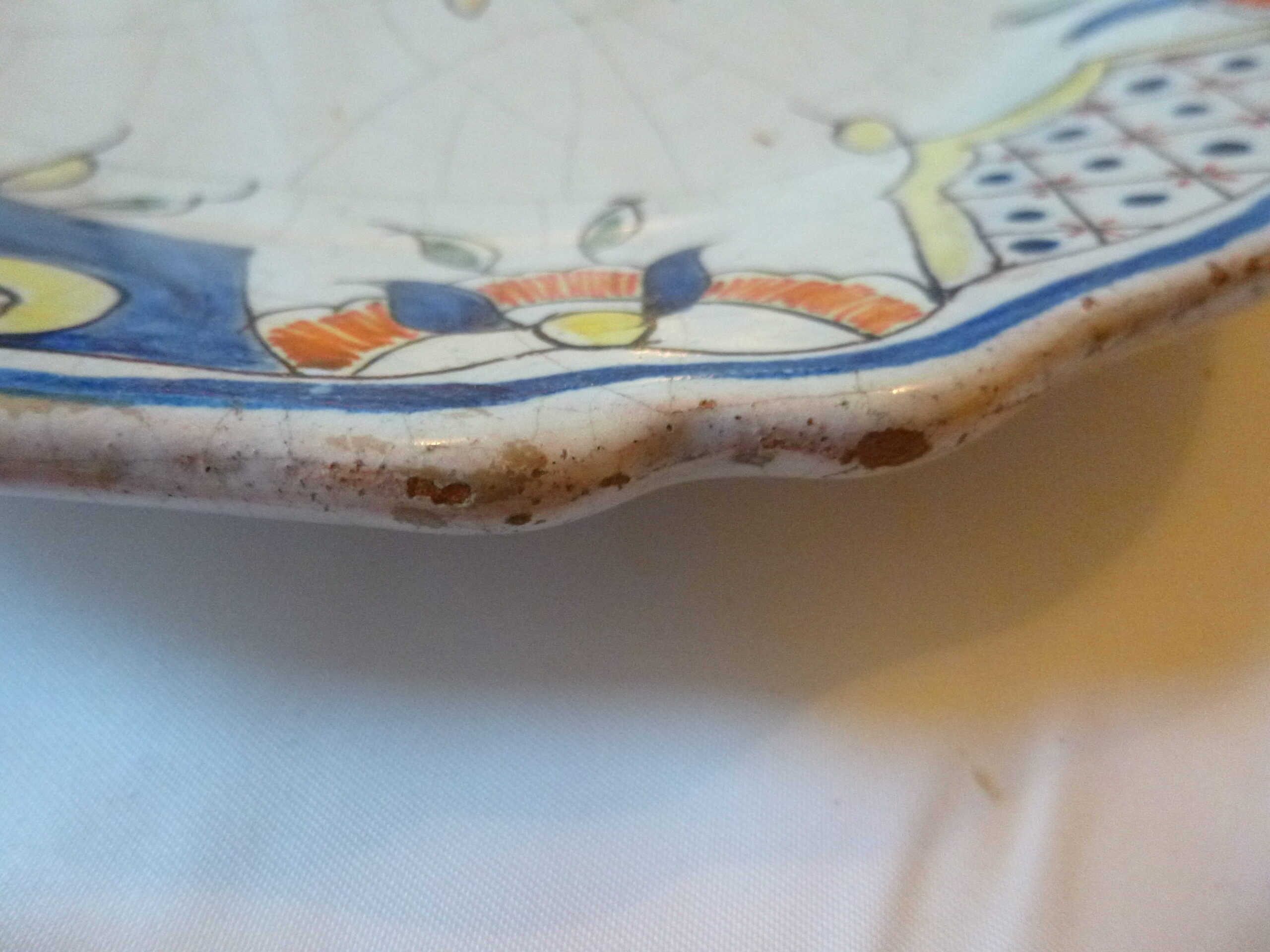 Assiette décorative en faïence artisanale française provenant en toute vraisemblance de Malicorne-sur-Sarthe à décor polychrome dans le style « vieux Rouen », diamètre de 25 cm – Image 6