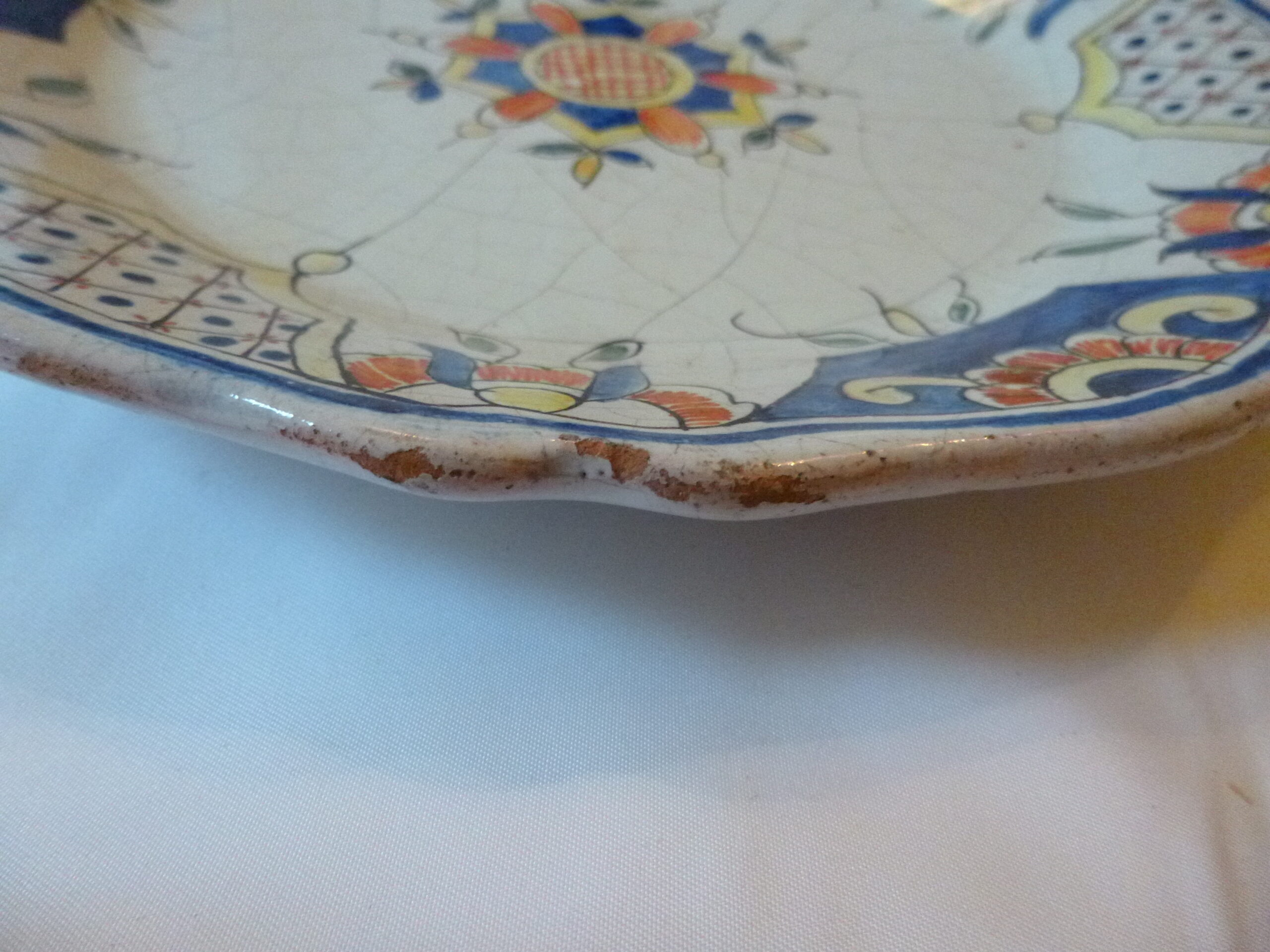 Assiette décorative en faïence artisanale française provenant en toute vraisemblance de Malicorne-sur-Sarthe à décor polychrome dans le style « vieux Rouen », diamètre de 25 cm – Image 7