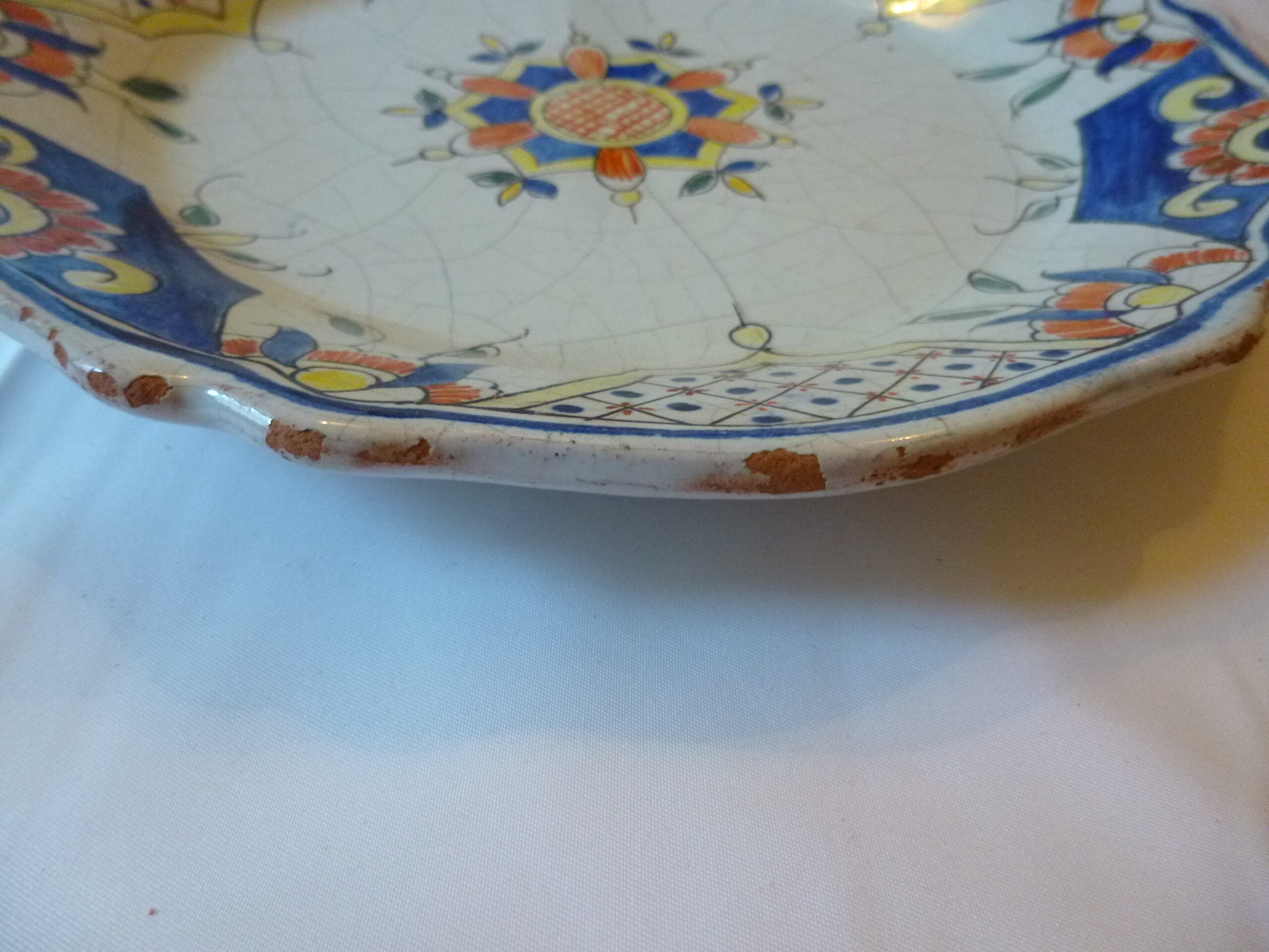 Assiette décorative en faïence artisanale française provenant en toute vraisemblance de Malicorne-sur-Sarthe à décor polychrome dans le style « vieux Rouen », diamètre de 25 cm – Image 8