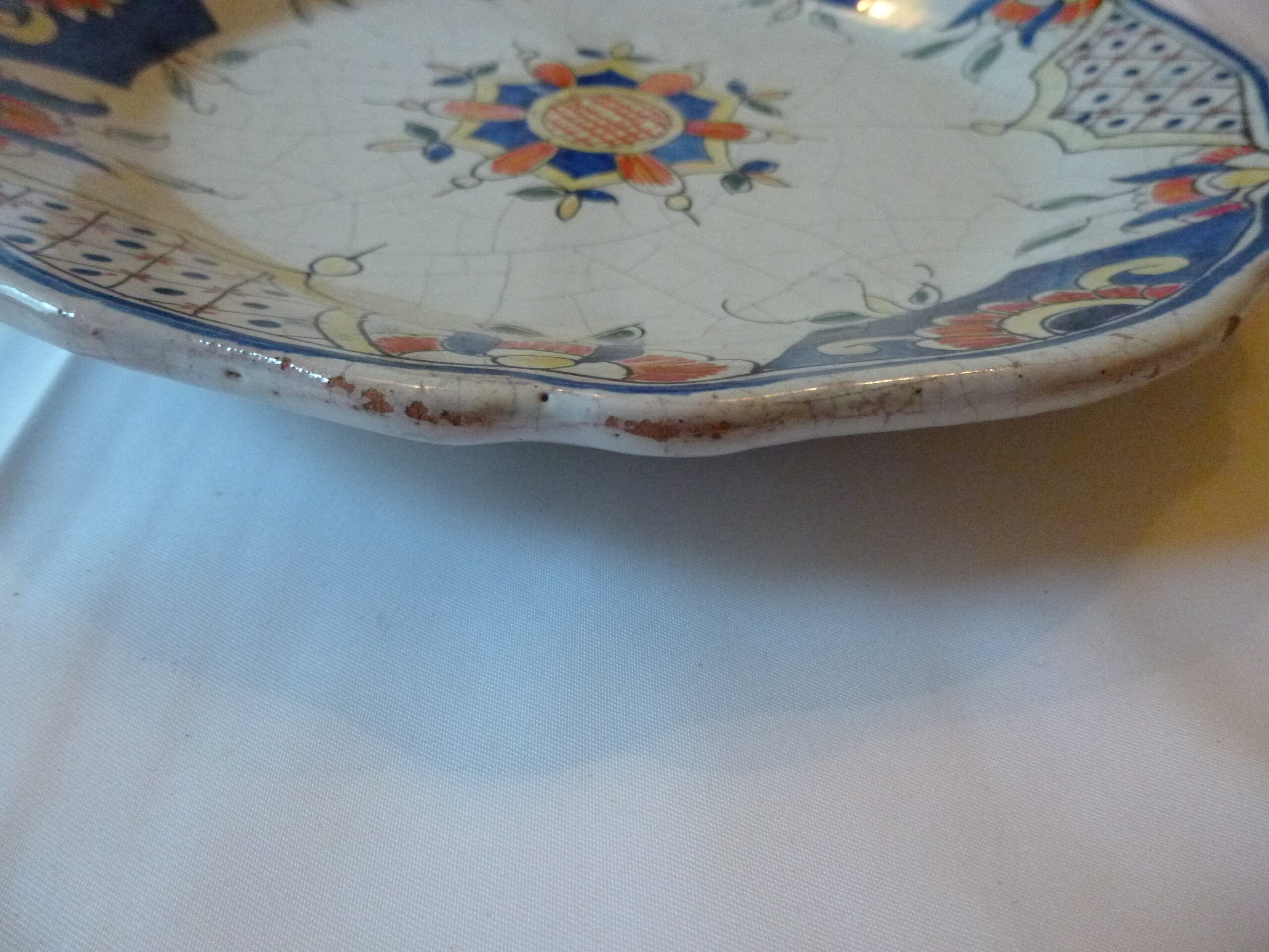 Assiette décorative en faïence artisanale française provenant en toute vraisemblance de Malicorne-sur-Sarthe à décor polychrome dans le style « vieux Rouen », diamètre de 25 cm – Image 9