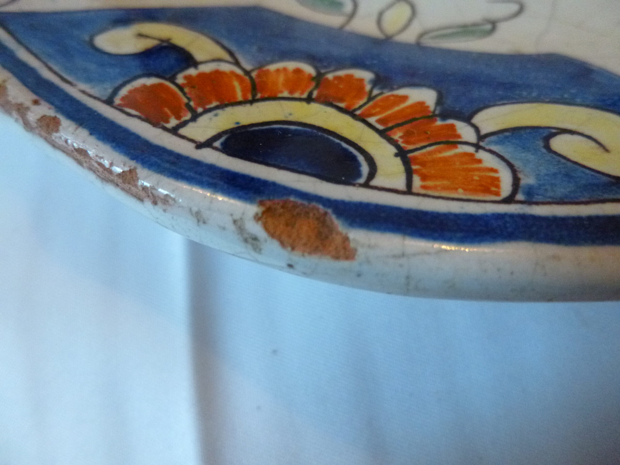 Assiette décorative en faïence artisanale française provenant en toute vraisemblance de Malicorne-sur-Sarthe à décor polychrome dans le style « vieux Rouen », diamètre de 25 cm – Image 10