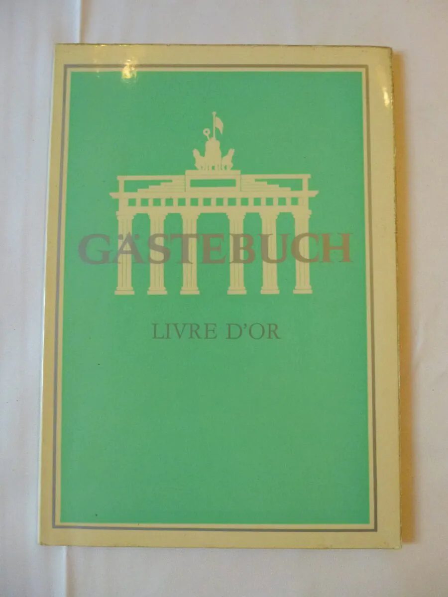 Couverture verte d'un livre d'or vintage de la RDA de 1967 avec une illustration blanche de la Porte de Brandebourg et l'inscription Gästebuch Livre d'or.