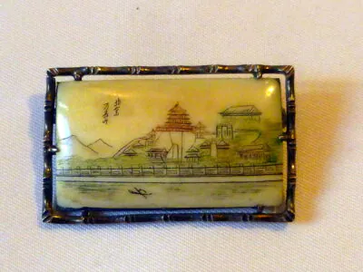 Broche d’exportation chinoise d’époque Art Déco (1920-1940), monture en argent massif en forme de branches de bambou, plaque en os gravée et encres polychromes figurant la Colline de la Longévité avec le Pavillon des Fragrances Bouddhiques et le Pavillon de la Mer de la Parfaite Sagesse