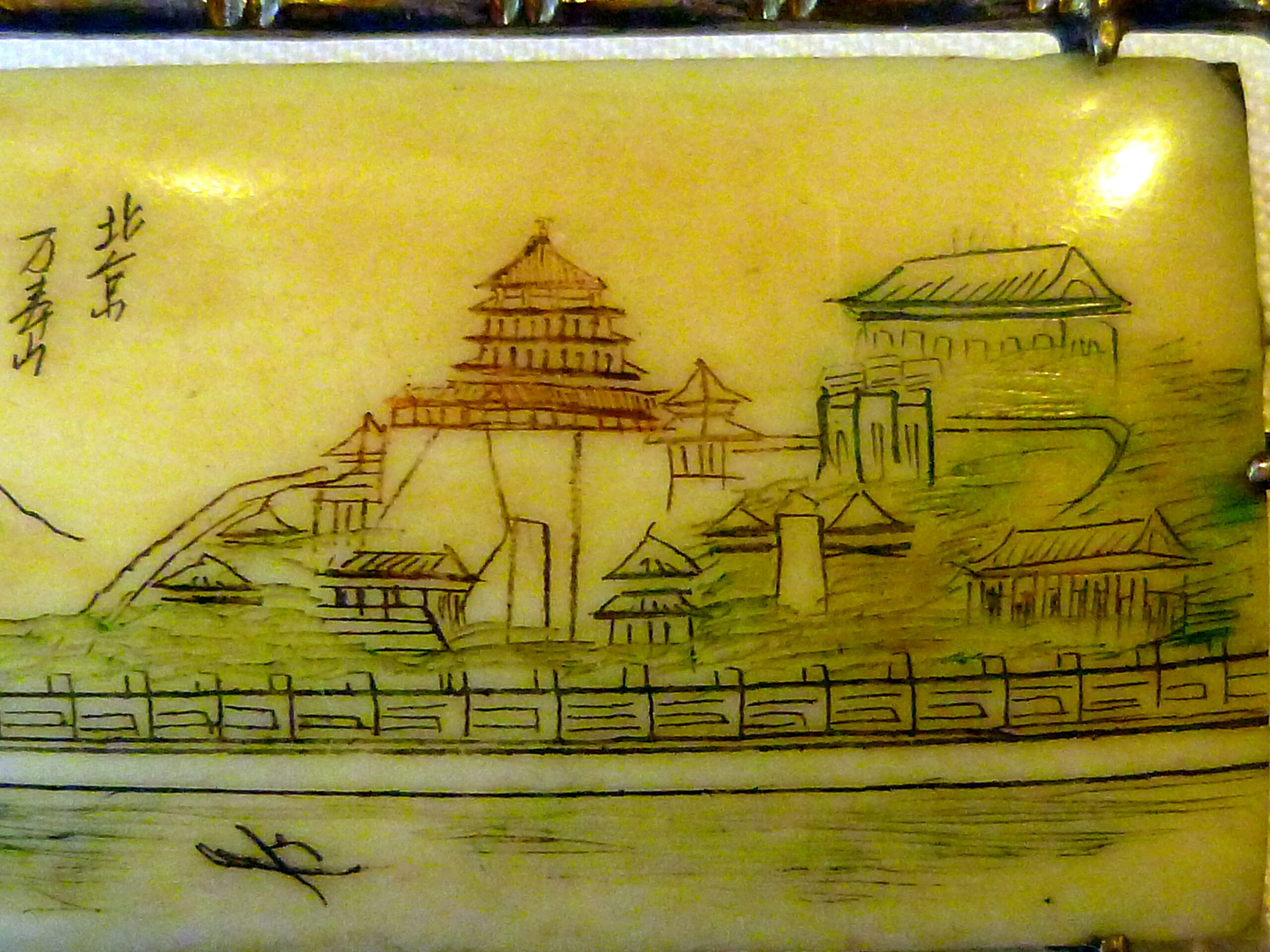 Broche d'exportation chinoise d'époque Art Déco (1920-1940), monture en argent massif en forme de branches de bambou, plaque en os gravée et encres polychromes figurant la Colline de la Longévité avec le Pavillon des Fragrances Bouddhiques et le Pavillon de la Mer de la Parfaite Sagesse – Image 3
