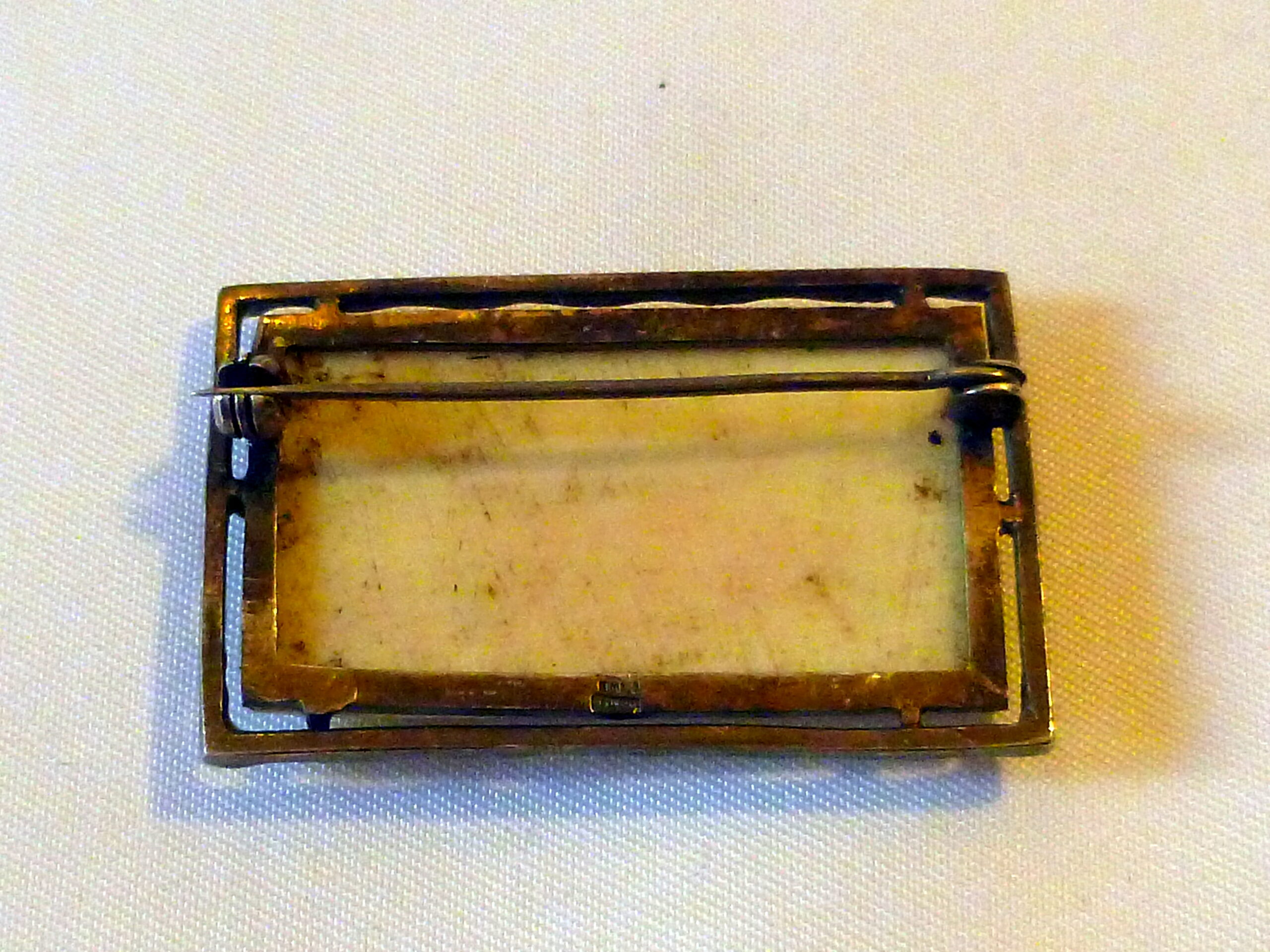 Broche d'exportation chinoise d'époque Art Déco (1920-1940), monture en argent massif en forme de branches de bambou, plaque en os gravée et encres polychromes figurant la Colline de la Longévité avec le Pavillon des Fragrances Bouddhiques et le Pavillon de la Mer de la Parfaite Sagesse – Image 4