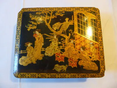 Coffret rectangulaire d’époque Napoléon III (XIXe siècle) en carton bouilli ou papier mâché laqué noir, orné d’un riche décor doré et polychrome d’inspiration asiatique, japonisant