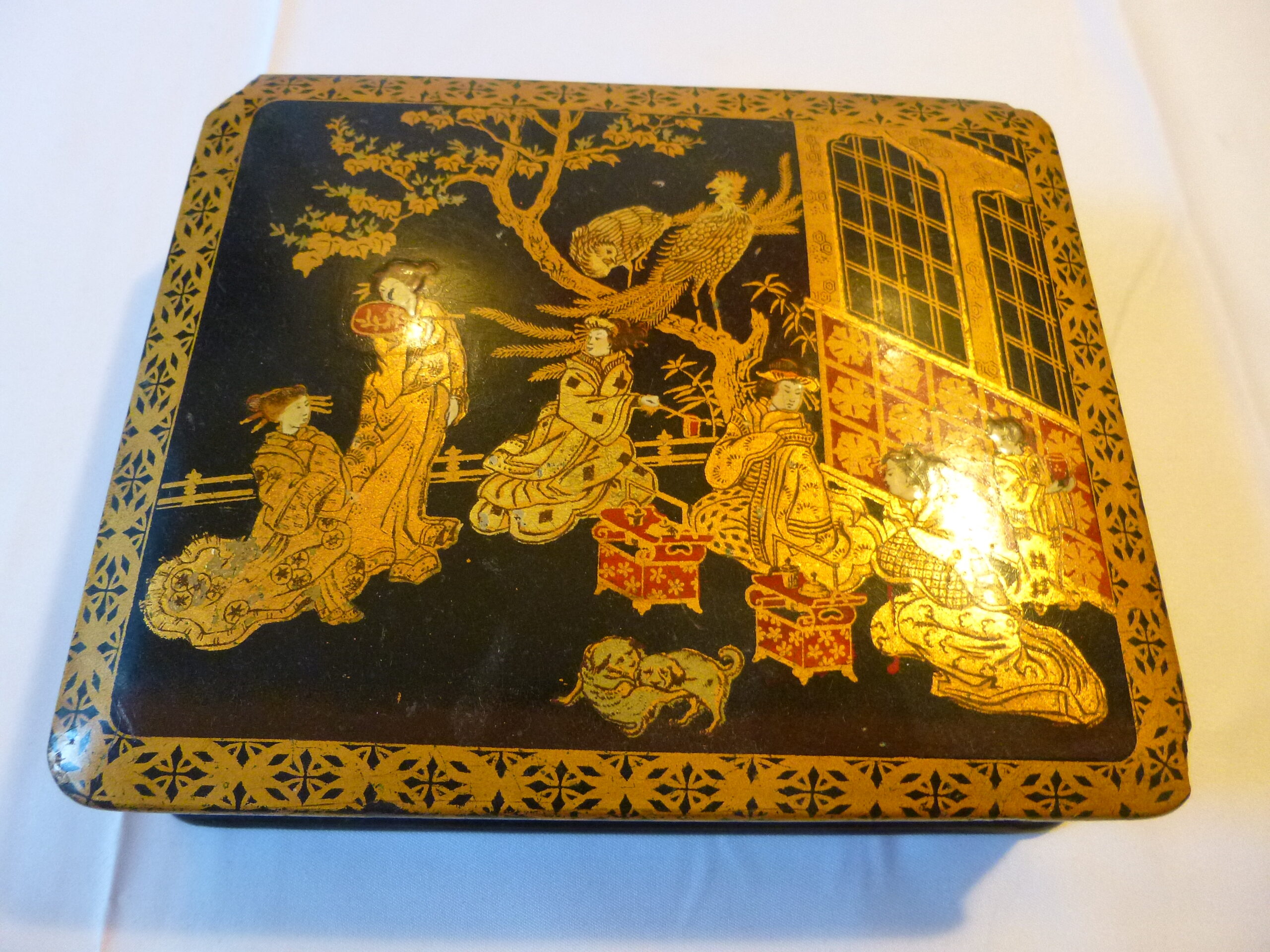 Coffret rectangulaire d'époque Napoléon III (XIXe siècle) en carton bouilli ou papier mâché laqué noir, orné d'un riche décor doré et polychrome d'inspiration asiatique, japonisant – Image 2