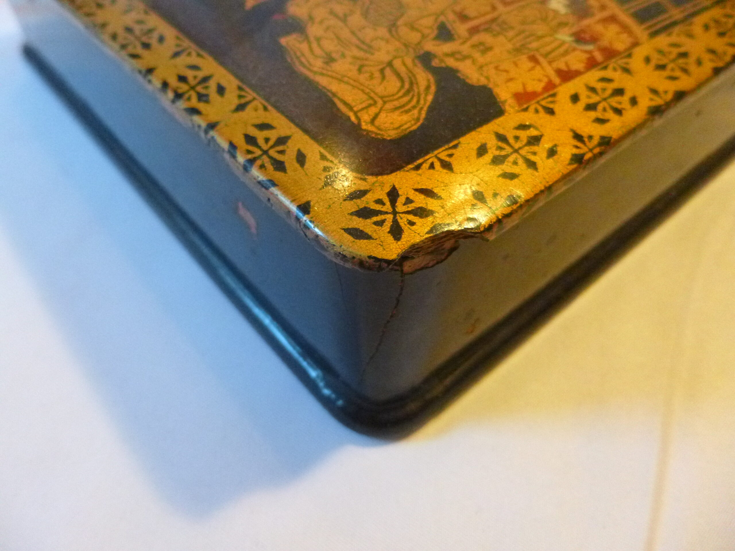 Coffret rectangulaire d'époque Napoléon III (XIXe siècle) en carton bouilli ou papier mâché laqué noir, orné d'un riche décor doré et polychrome d'inspiration asiatique, japonisant – Image 3
