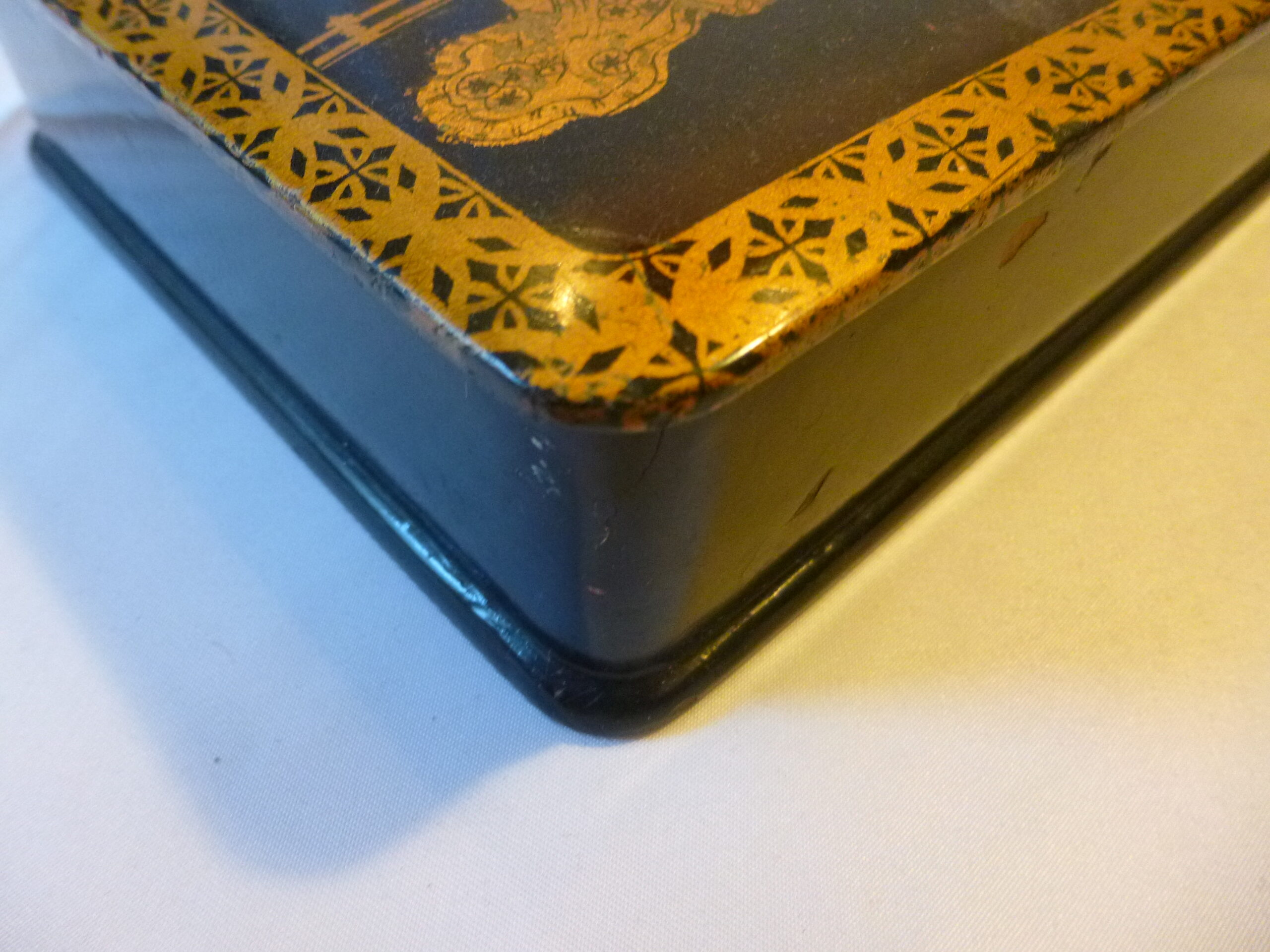 Coffret rectangulaire d'époque Napoléon III (XIXe siècle) en carton bouilli ou papier mâché laqué noir, orné d'un riche décor doré et polychrome d'inspiration asiatique, japonisant – Image 4