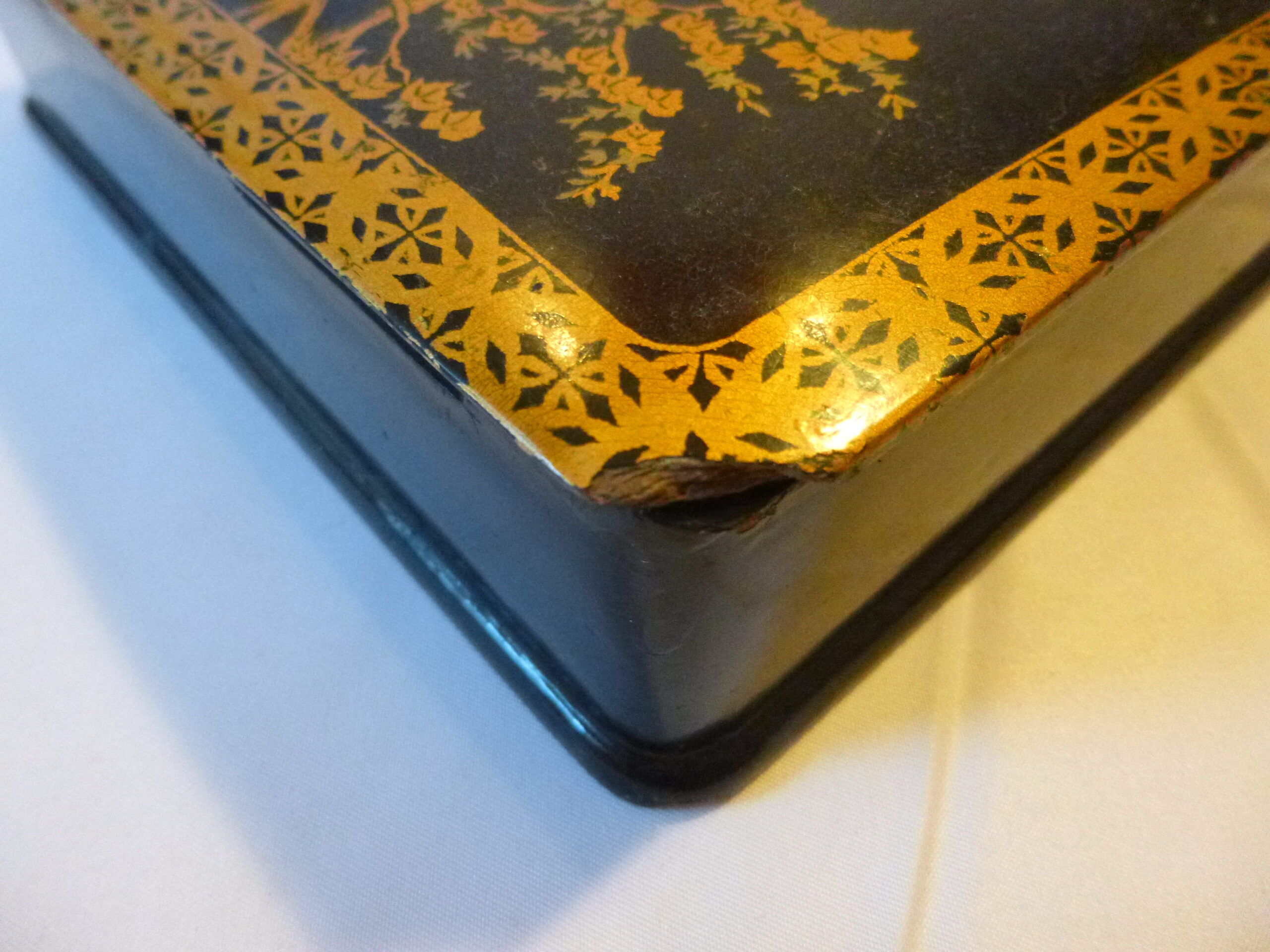 Coffret rectangulaire d'époque Napoléon III (XIXe siècle) en carton bouilli ou papier mâché laqué noir, orné d'un riche décor doré et polychrome d'inspiration asiatique, japonisant – Image 5