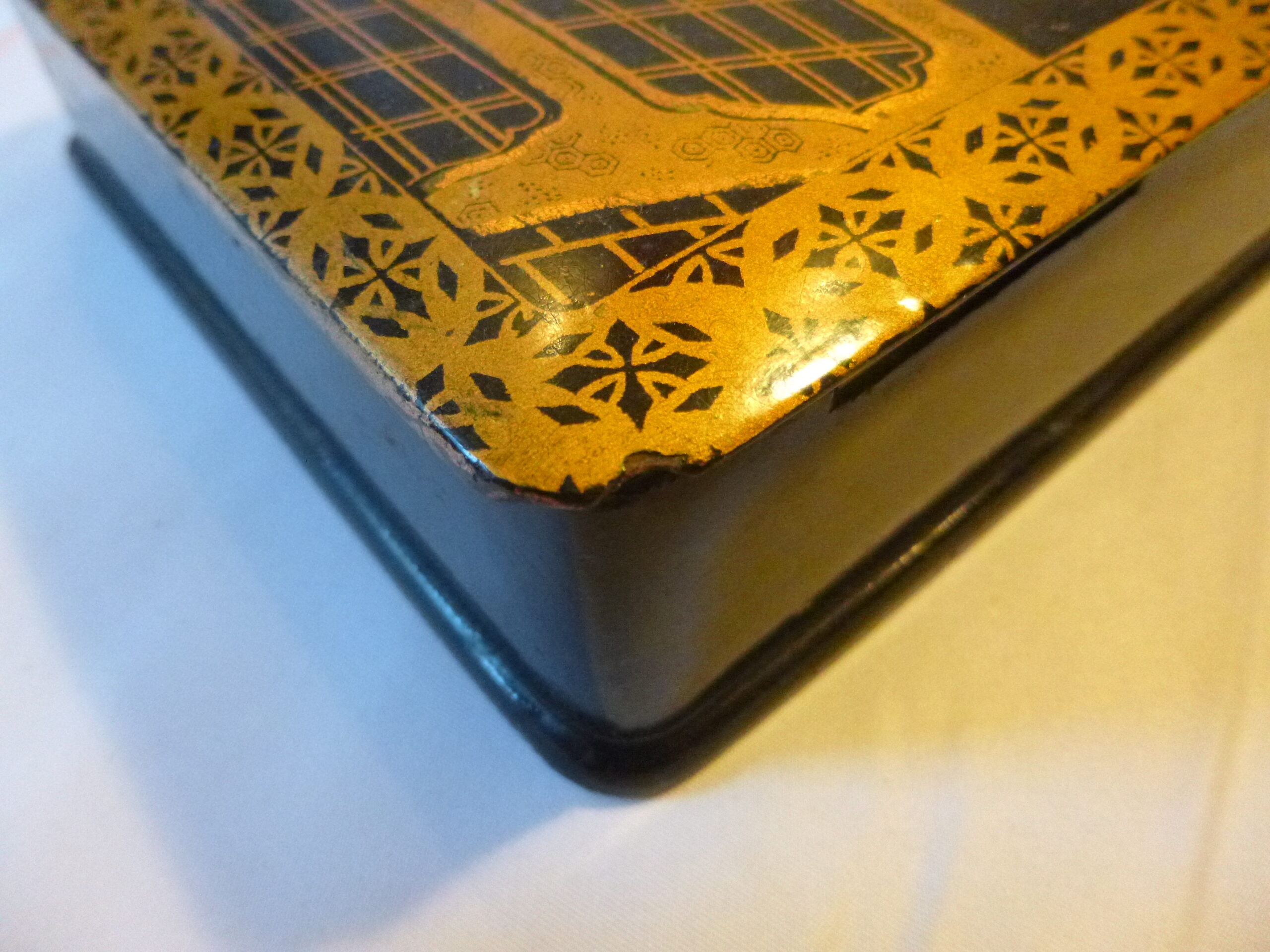 Coffret rectangulaire d'époque Napoléon III (XIXe siècle) en carton bouilli ou papier mâché laqué noir, orné d'un riche décor doré et polychrome d'inspiration asiatique, japonisant – Image 6