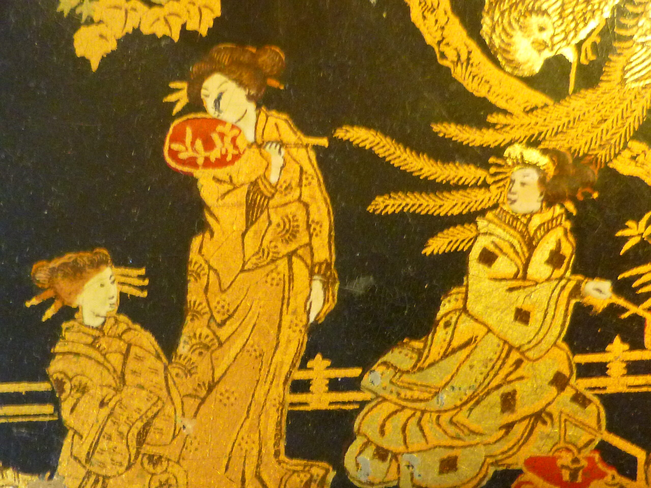 Coffret rectangulaire d'époque Napoléon III (XIXe siècle) en carton bouilli ou papier mâché laqué noir, orné d'un riche décor doré et polychrome d'inspiration asiatique, japonisant – Image 8