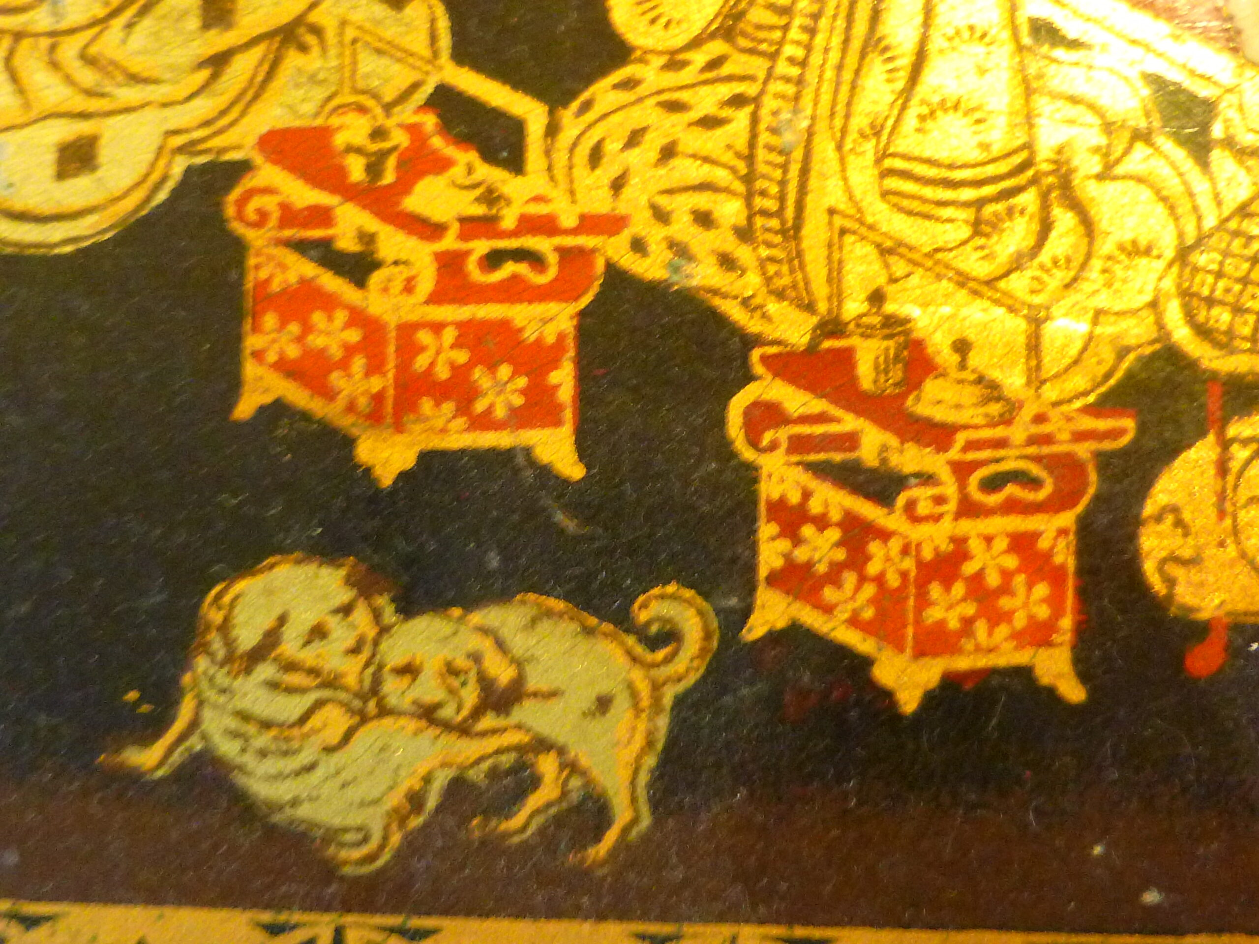 Coffret rectangulaire d'époque Napoléon III (XIXe siècle) en carton bouilli ou papier mâché laqué noir, orné d'un riche décor doré et polychrome d'inspiration asiatique, japonisant – Image 9