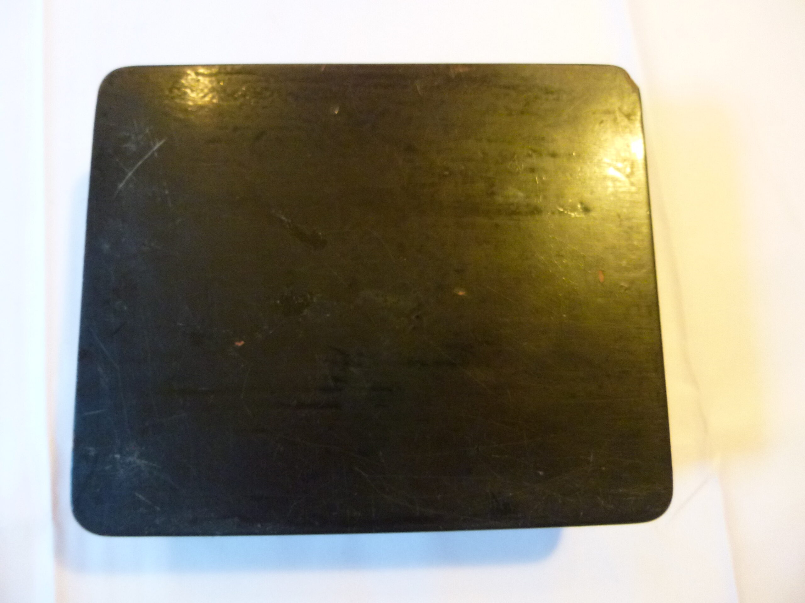 Coffret rectangulaire d'époque Napoléon III (XIXe siècle) en carton bouilli ou papier mâché laqué noir, orné d'un riche décor doré et polychrome d'inspiration asiatique, japonisant – Image 10