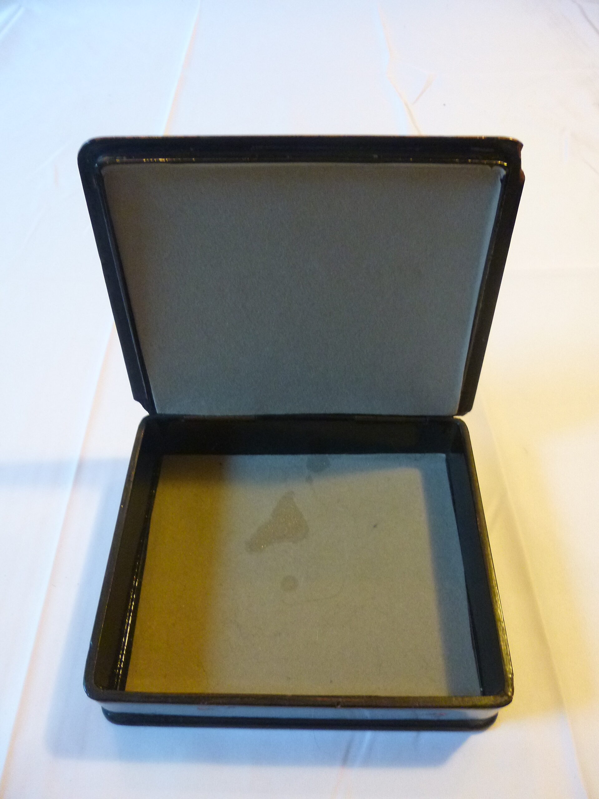 Coffret rectangulaire d'époque Napoléon III (XIXe siècle) en carton bouilli ou papier mâché laqué noir, orné d'un riche décor doré et polychrome d'inspiration asiatique, japonisant – Image 11