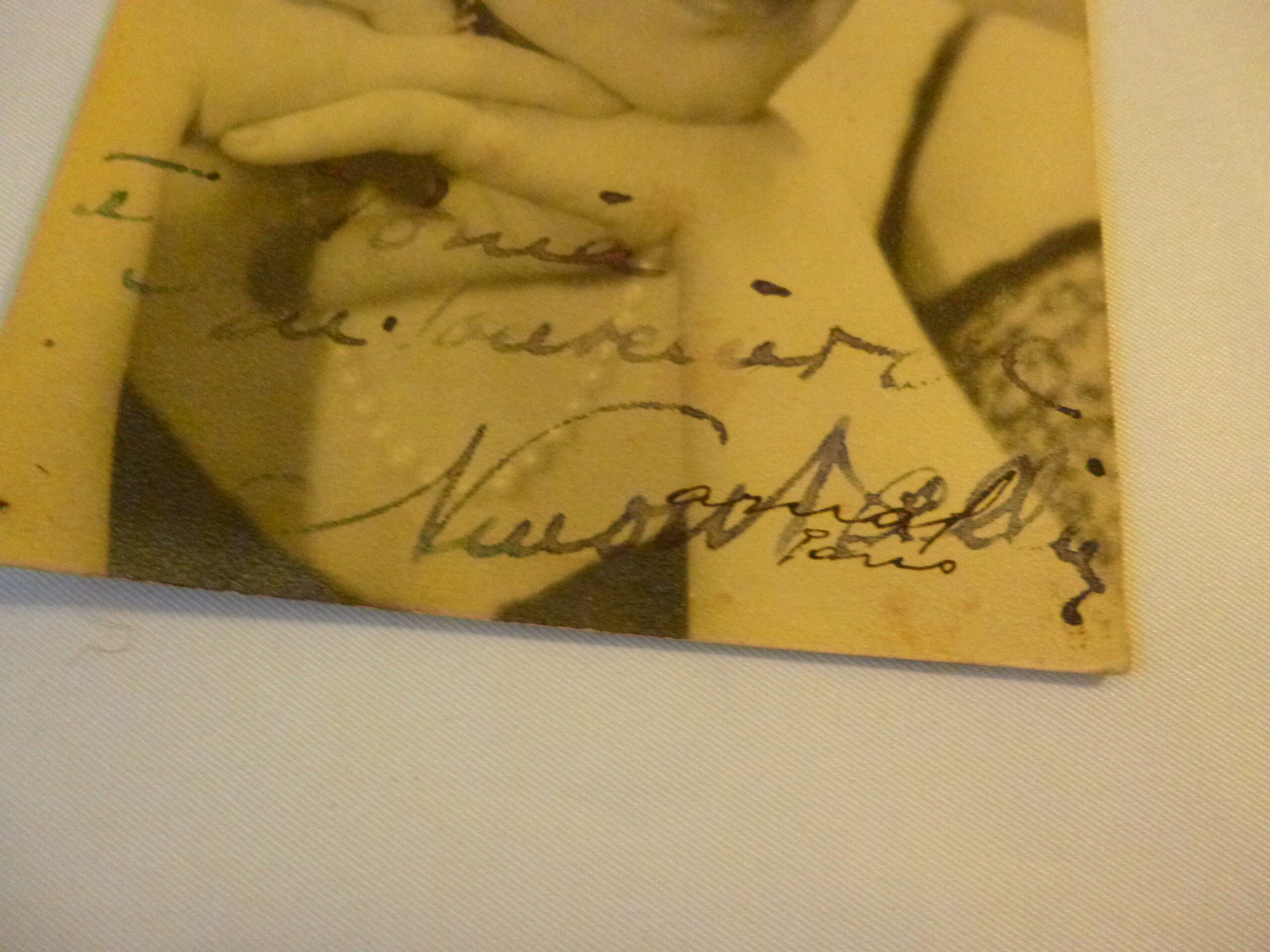 Photographie dédicacée de Ninon Vallin, célèbre cantatrice française, carte postale du studio Arnal à Paris, Montmartre, milieu des années 30 – Image 3