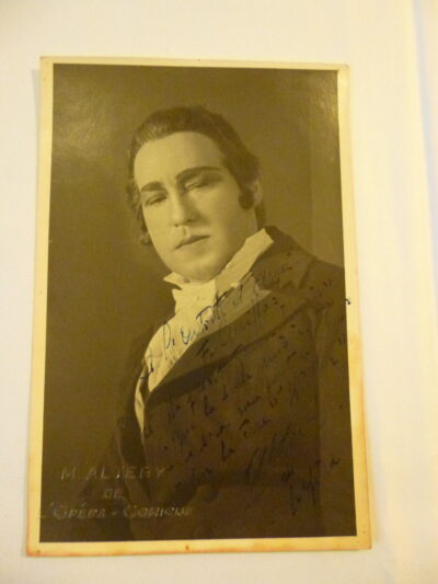Incarnant le rôle-titre de Werther de Jules Massenet, photographie autographe de Mario Altéry, ténor de l’Opéra-Comique, dédicacée à son ami artiste le peintre Francis Cariffa, tirage carte postale avec timbre à sec de l’Opéra Comique, fin des années 30