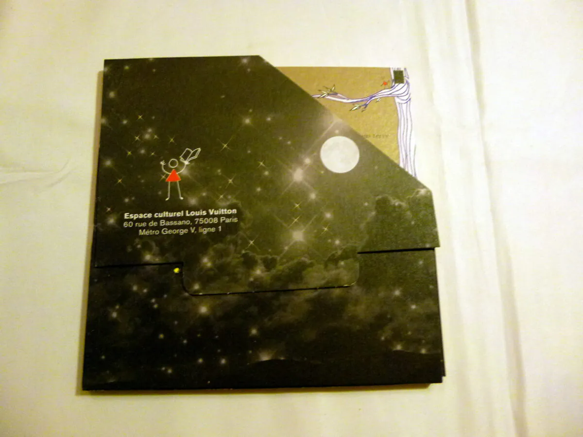 Couverture du livret pour enfant de l'exposition Astralis 2014 à l'Espace Culturel Louis Vuitton posé sur un fond rouge, illustré par un collage de sculptures contemporaines.